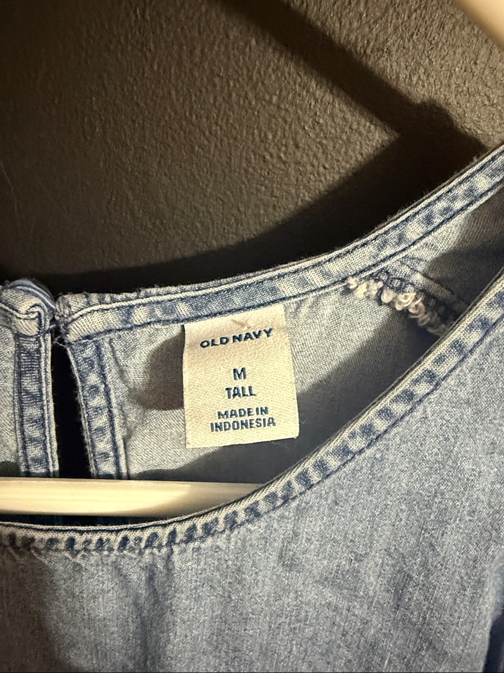 Old Navy Sleeveless Chambray Button Keyhole Top Size: M Tall - Picture 3 of 5